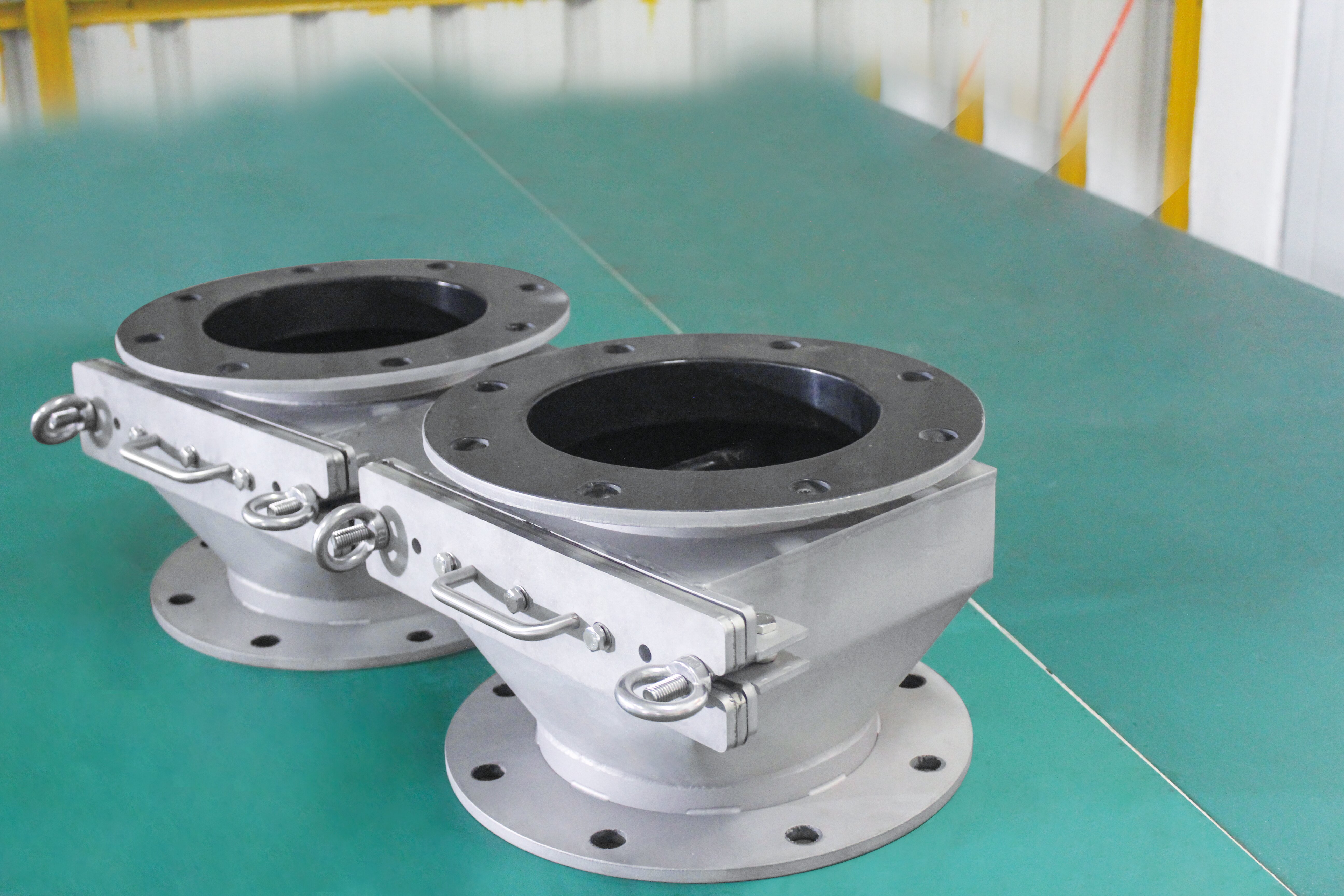 Waarom is een handmatige ijzerverwijderaar van het ladetype essentieel bij de productie van chilipoeder?